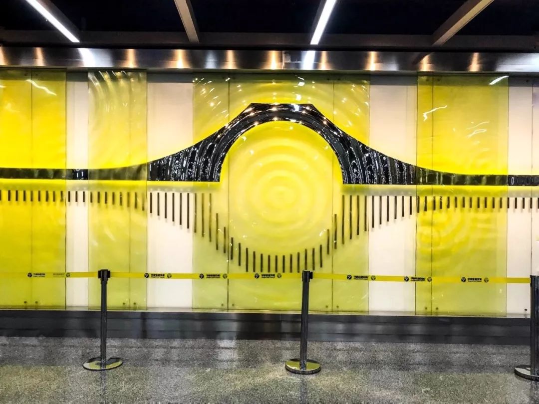 大通桥站文化墙以桥为剪影,甬城地名也隐现其中,极具现代创意和文化