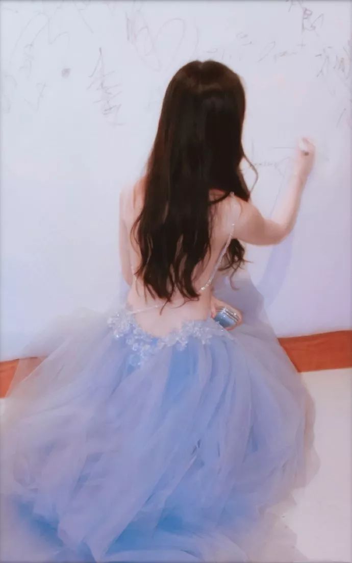 刘亦菲露背装礼服,超凡脱俗,回眸一笑百媚生