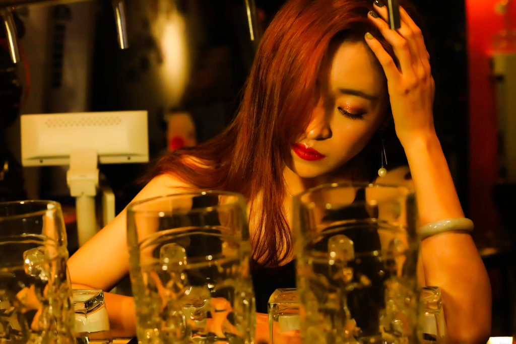 【惟亦先森】"酒吧夜色"漂亮的酒吧老板娘__凤凰网