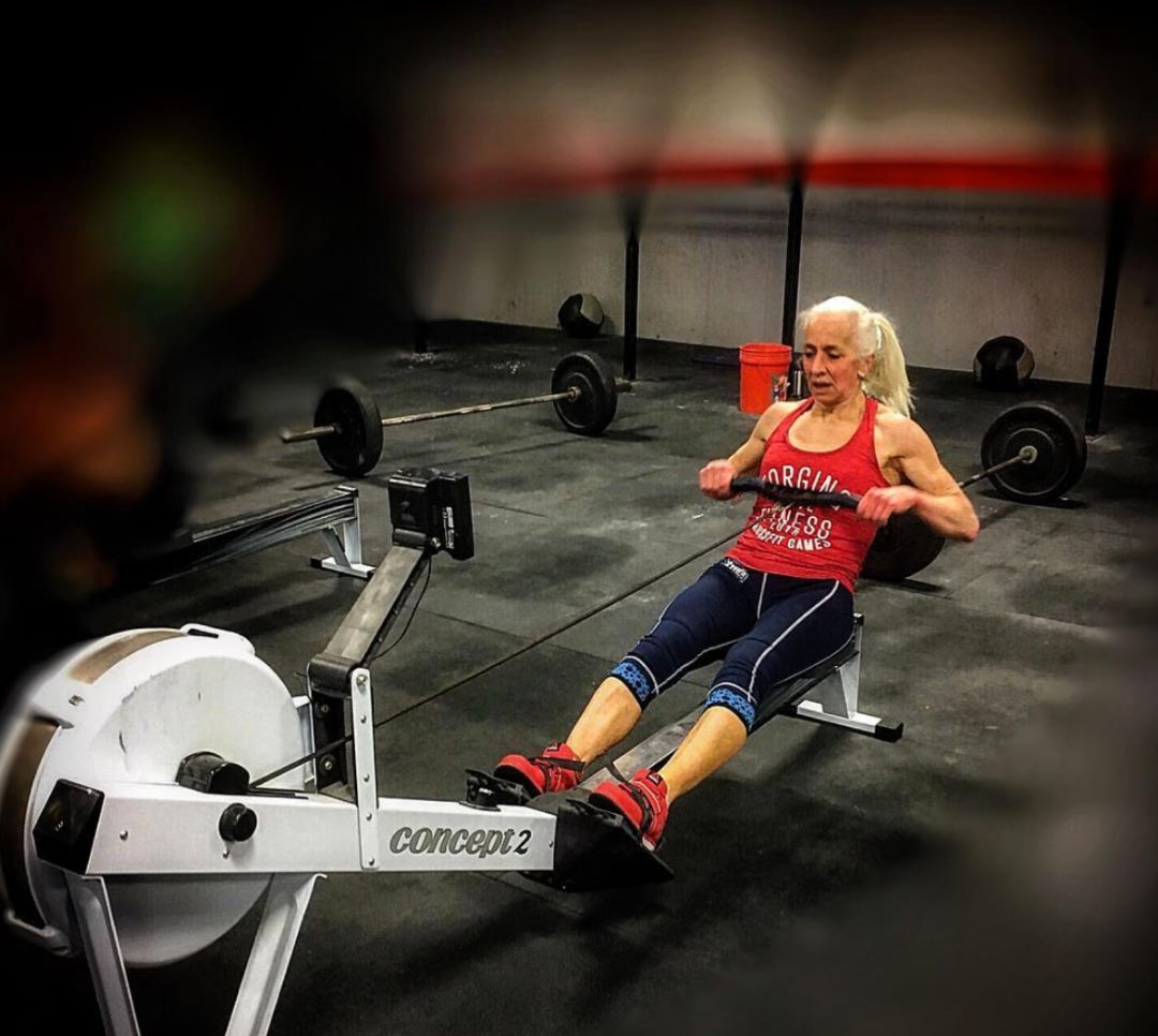 比起旁边两个年轻人痛不欲生的表情,中间的露西也太气定神闲了吧!