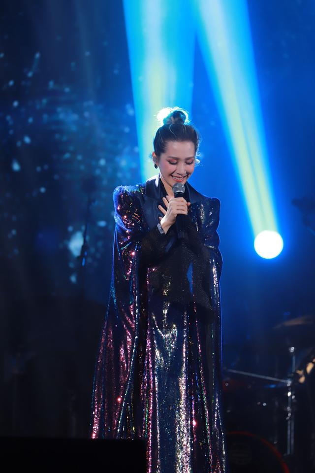 关心妍说:"今年香港的演唱会场馆很爆,预订不了,希望巡演的尾站能返回