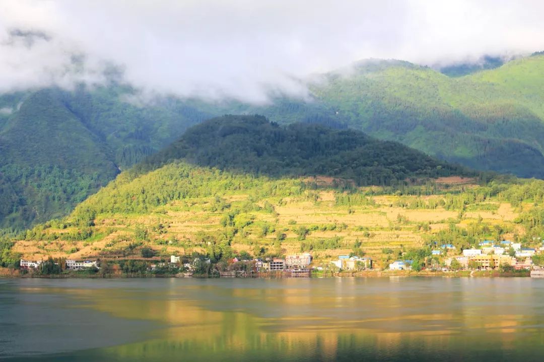 省級地質公園,位於雷波縣東北部,東與宜賓市屏山縣相鄰,南與雲南省