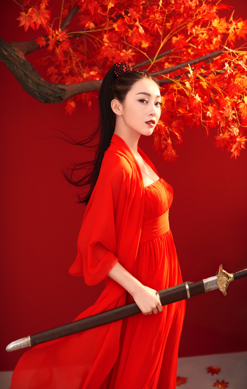 林间风起漫卷侠意宣璐红衣女侠装英气十足