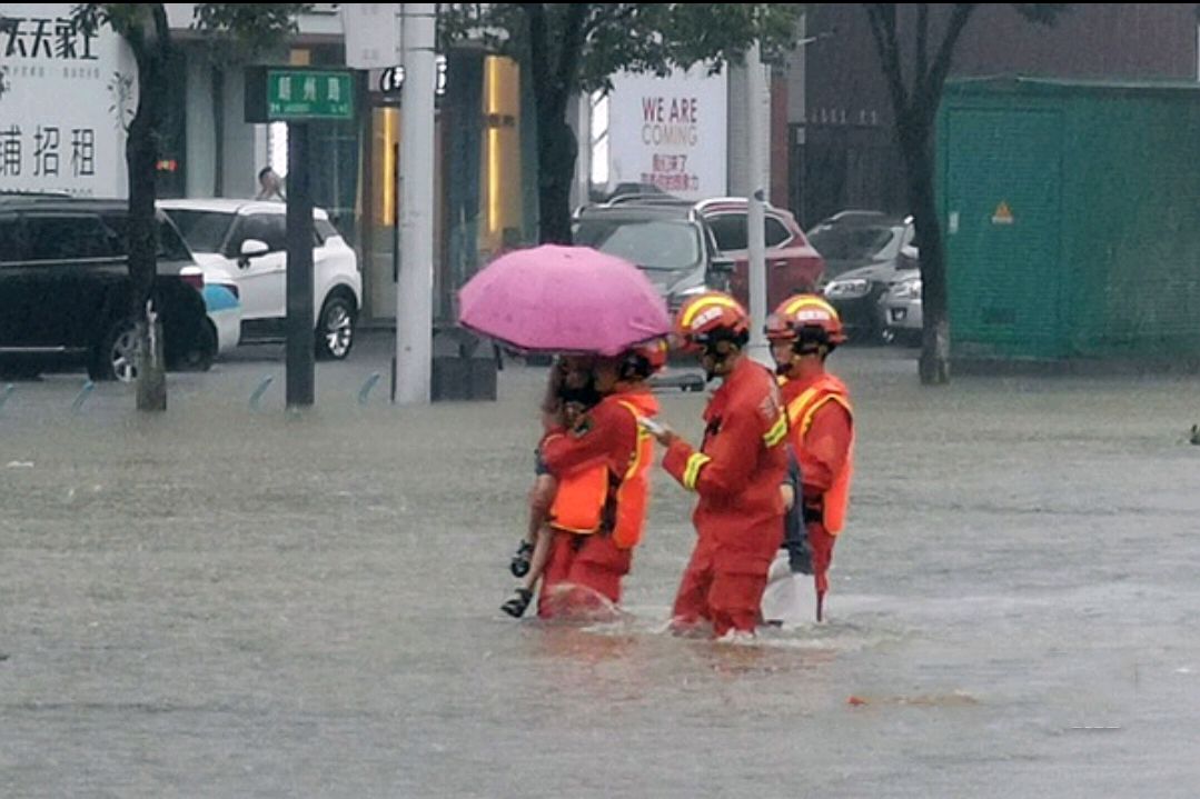 别传谣了,暴雨之下,我们有的是正能量