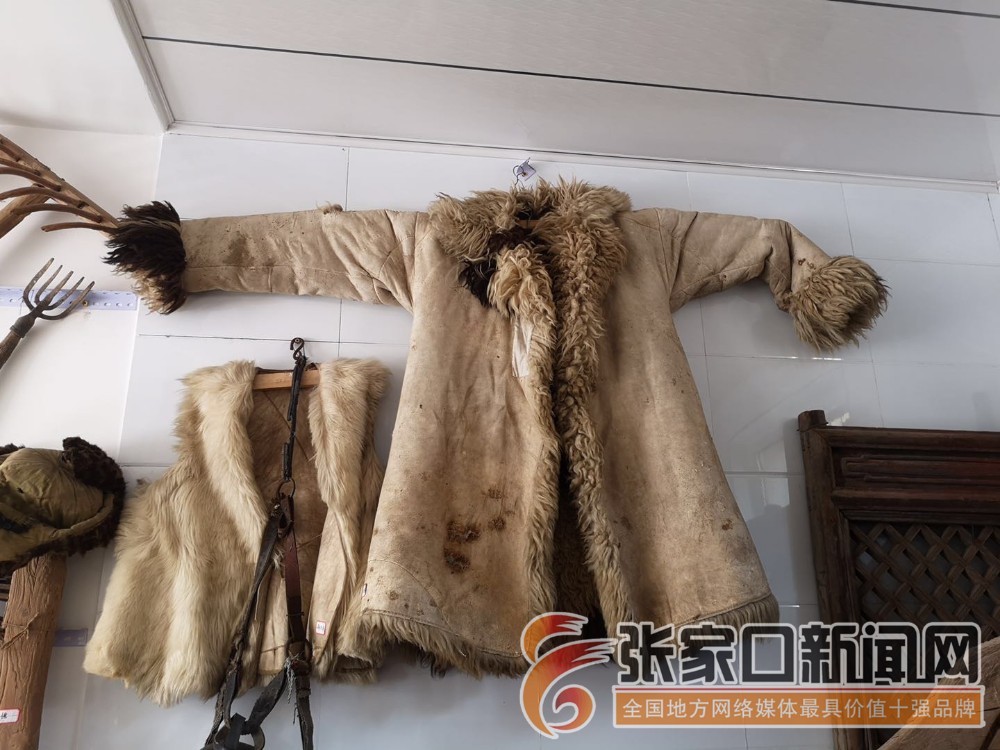 展馆展出的皮袄.李俊峰向参观者介绍粮仓大篓.
