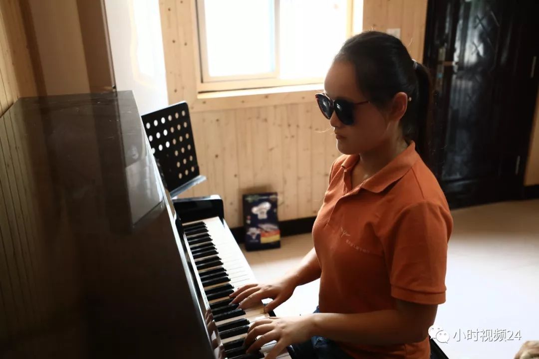 盲人女孩苦学4年成钢琴调音师:8800个零件,比对自己身体更了解