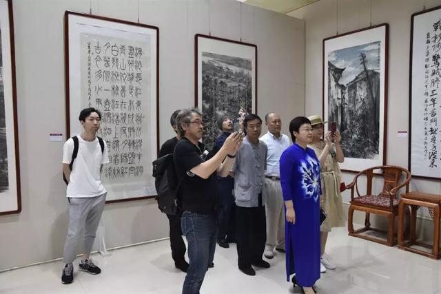 通过馆长曹凤翔的介绍,日本朋友对中国的书画艺术表示由衷的钦佩,中国