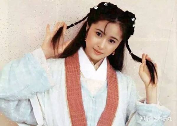 钟灵是段誉下山后遇见的第一个女孩,两人天真烂漫,钟灵又是情窦初开