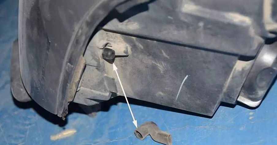 但其实多是半封闭结构(大灯后盖位置上有一个通气管)