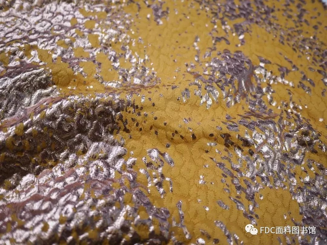 释放能量,宇宙光泽感面料长什么样儿