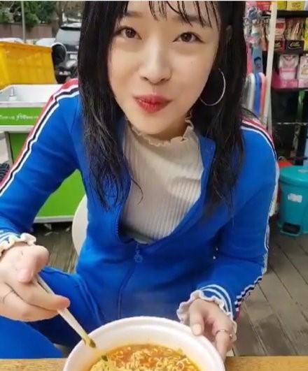 崔雪莉晒吃泡面照:刘海发型很油腻,翘腿坐姿超霸气