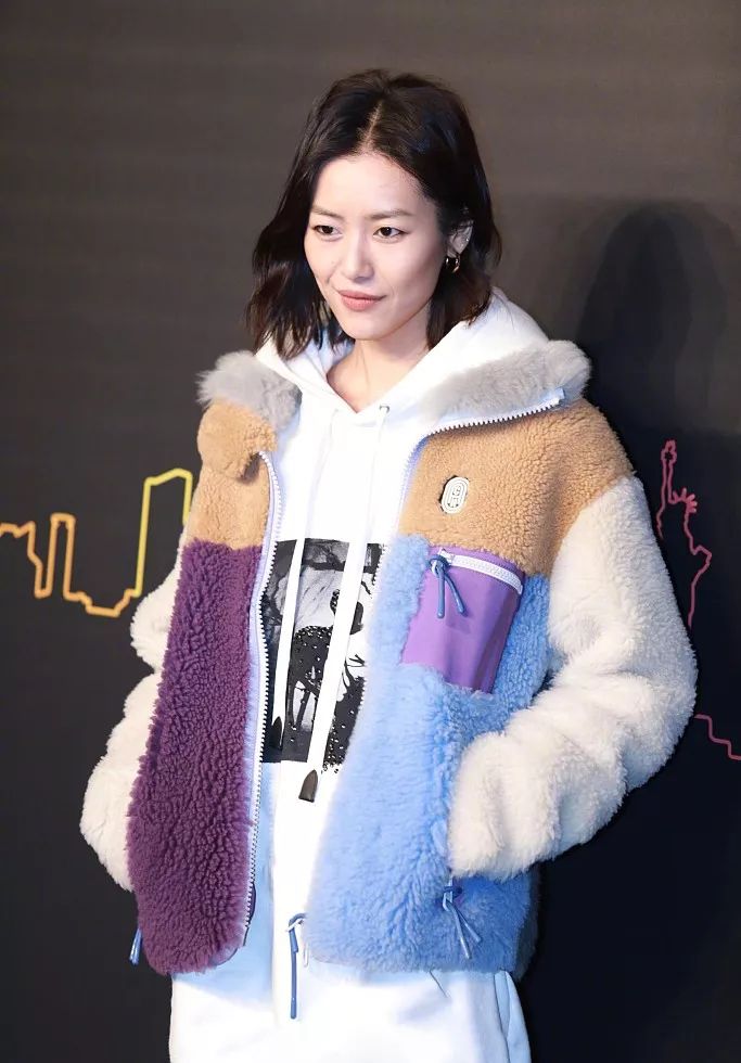 coach蔻驰点亮魔都 超模刘雯亮相coach2019早秋系列大秀