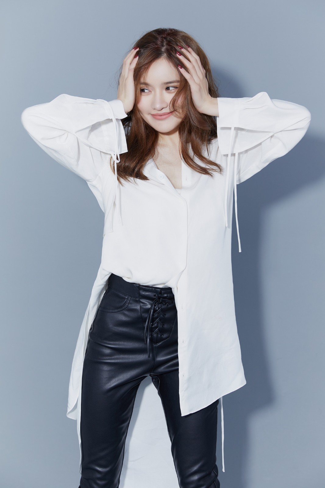 艾如曝时尚写真 男友风白衬衣造型率性干练