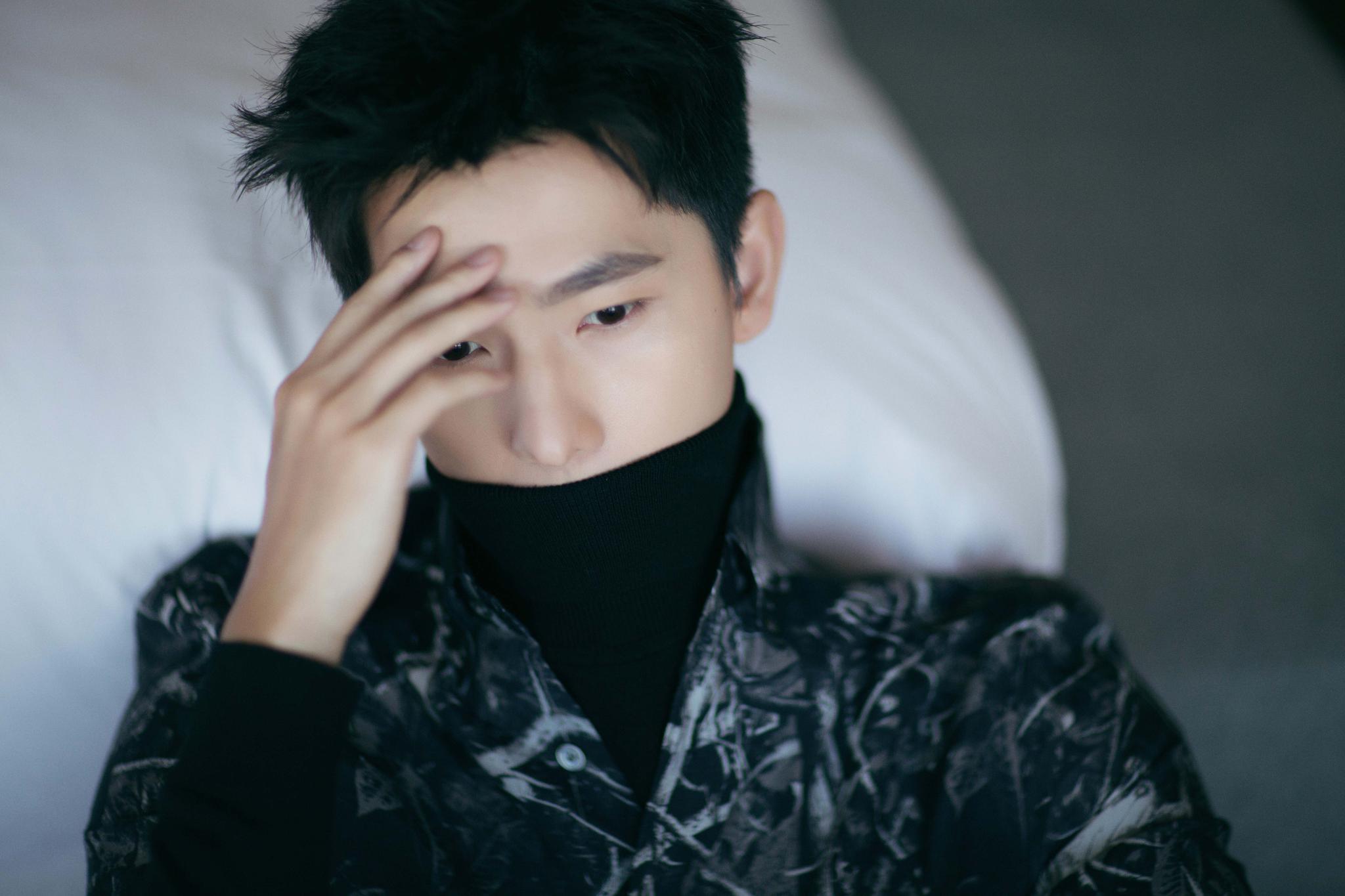 杨洋灰色西装亮相某盛典致敬改革开放40周年正能量满满