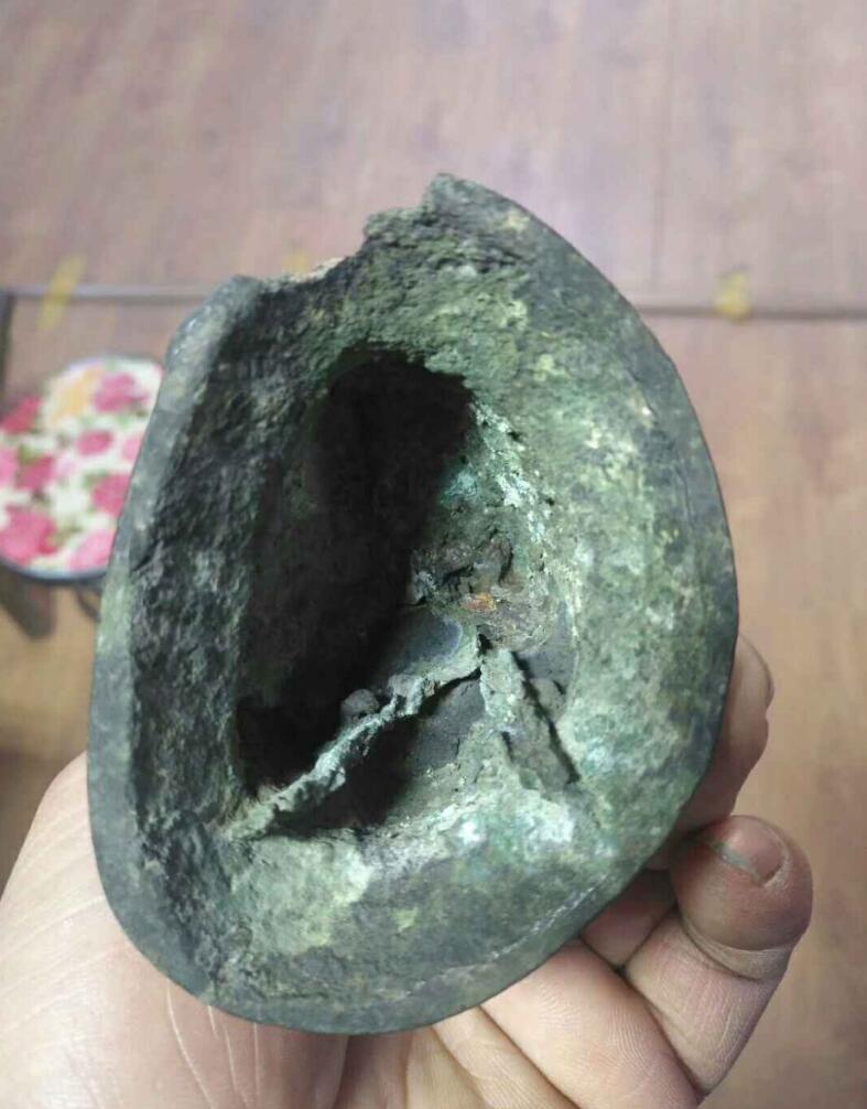 而陈容老师看到铜像照片以后,马上就得出结论,这是一件赝品,而且是一