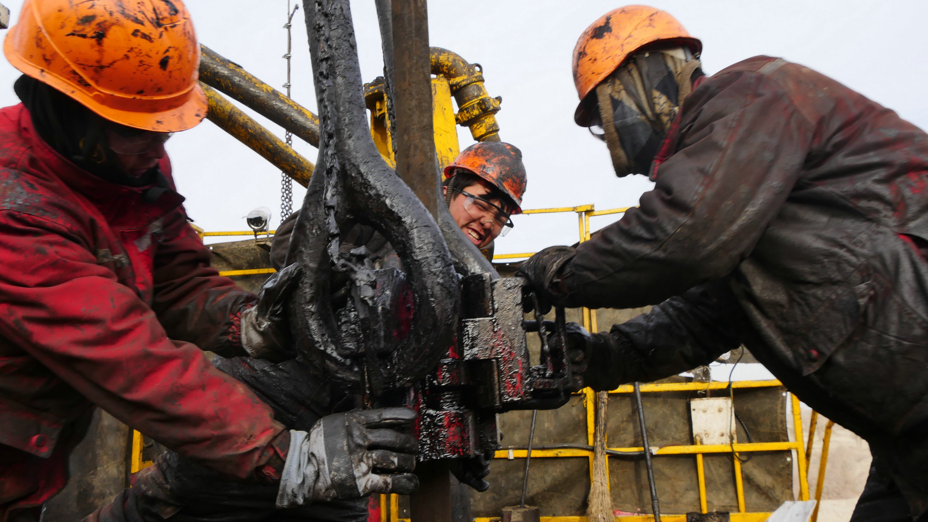 12月19日,新疆,轮台,中石化西北油田采油一厂tk428ch井井场,石油员工