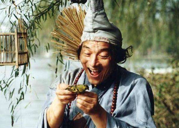 85岁"济公"游本昌拿蒲扇录节目,精气神十足直言奋斗永远青春