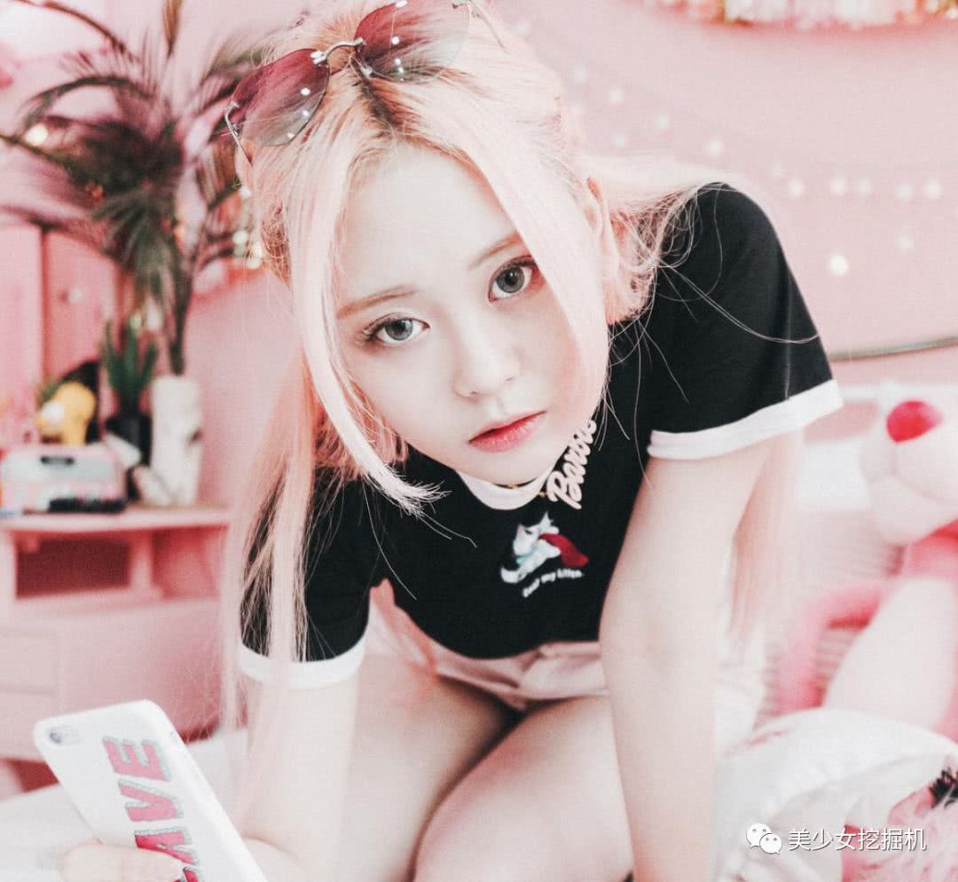 粉头发穿鼻孔这个不良少女竟然成了韩国最火博主