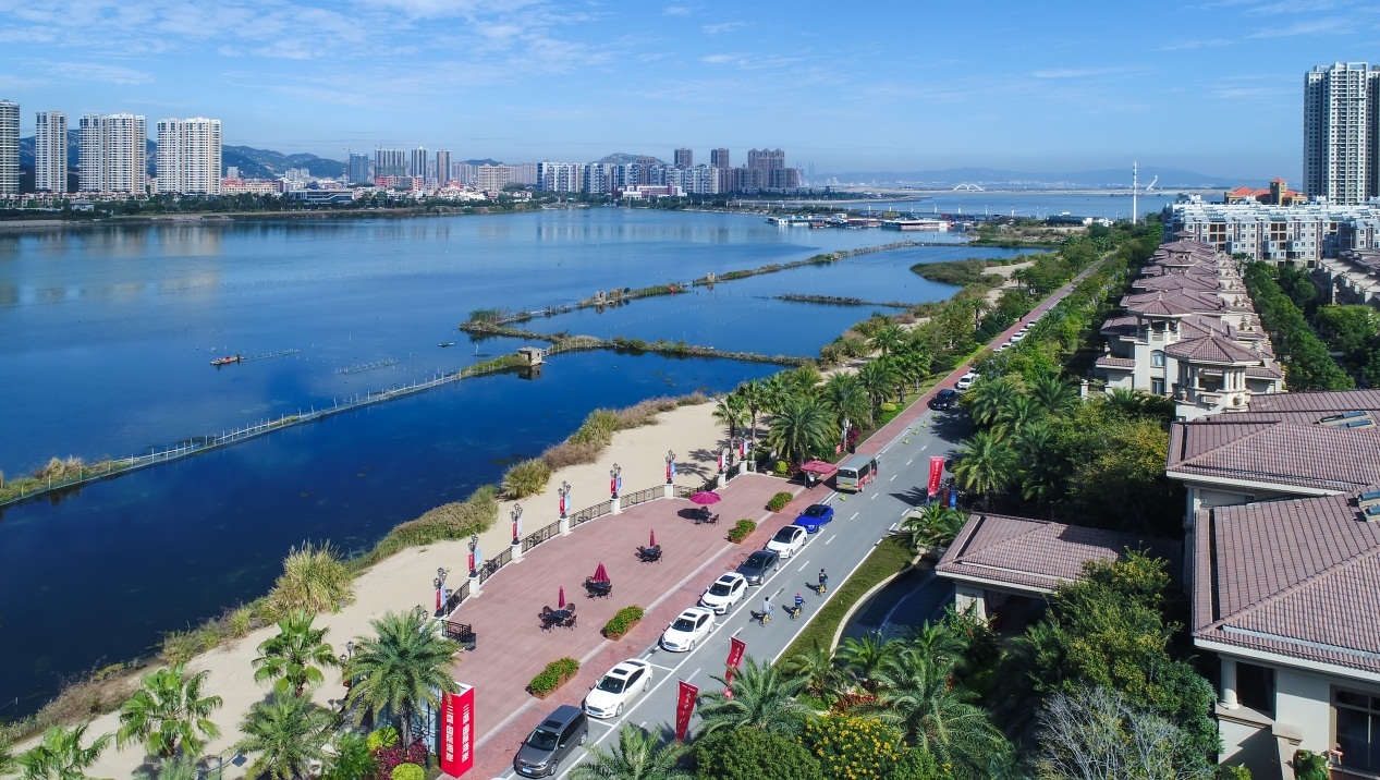 位于厦门湾滨海新城核心区的三盛国际海岸,坐拥"山湖海"生态环境,引入