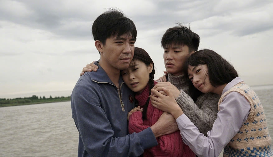 外滩钟声四个穿帮镜头苗招娣秒换衣服梧桐树叶是塑料的