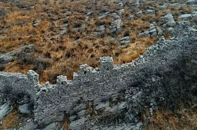 南坪石城東靠懸崖,西臨深淵,地勢險要,易守難攻.