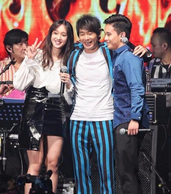 黄品源开演唱会与一双儿女罕见同框合唱和前妻离婚快6年仍同居