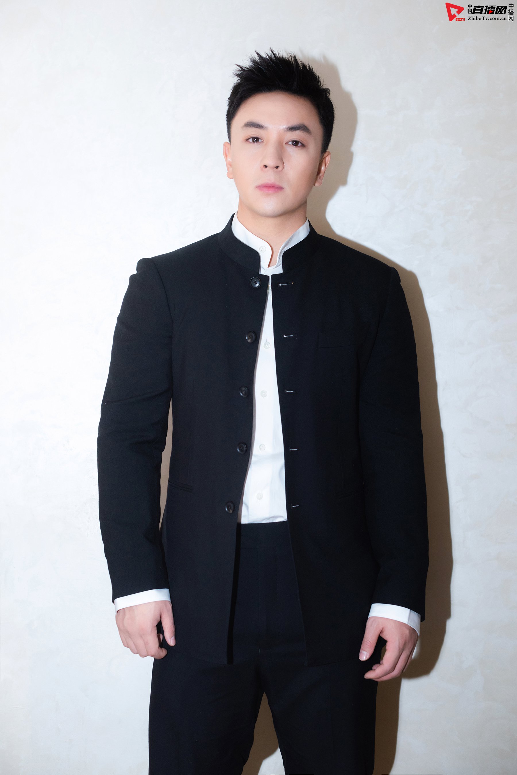 释小龙担任百合奖颁奖嘉宾寄语儿童发扬中国功夫