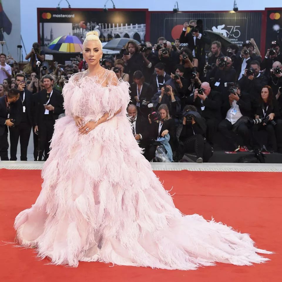 转型后的 lady gaga 惊艳金球奖红毯,没有奇装异服的她更圈粉了!