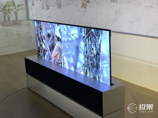 lg竟然发布卷帘门电视!升降太魔性了,我有些停不下来