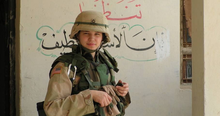在伊拉克战场上,很多女兵的表现其实根本不弱于男性,所以在战争期间