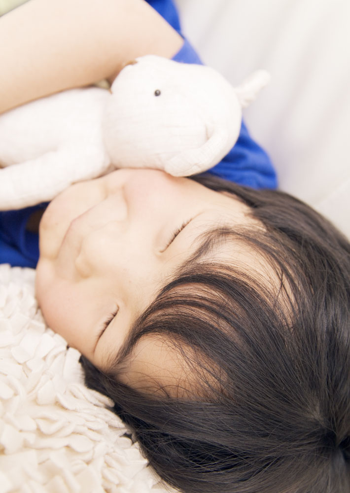 夜间睡觉时贴于双脚涌泉穴,双腿足三里,和肚脐神阙穴.