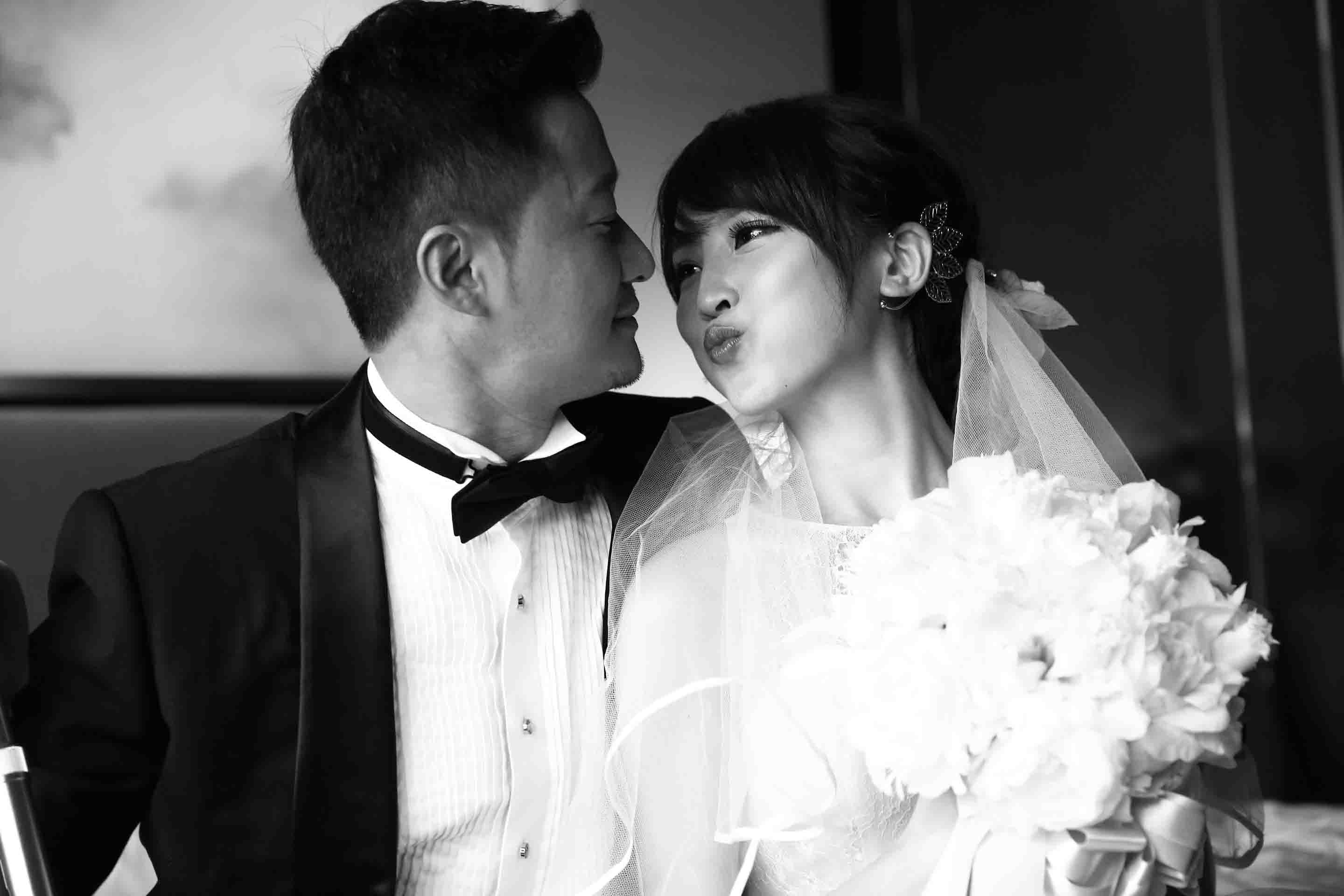 买不到坐票的吴京自带小板凳坐火车,网友:太接地气!