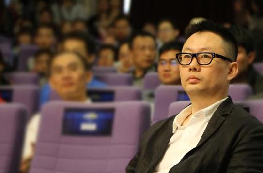 孟醒,1974年出生在北京,父母是工人,初三就辍学了.