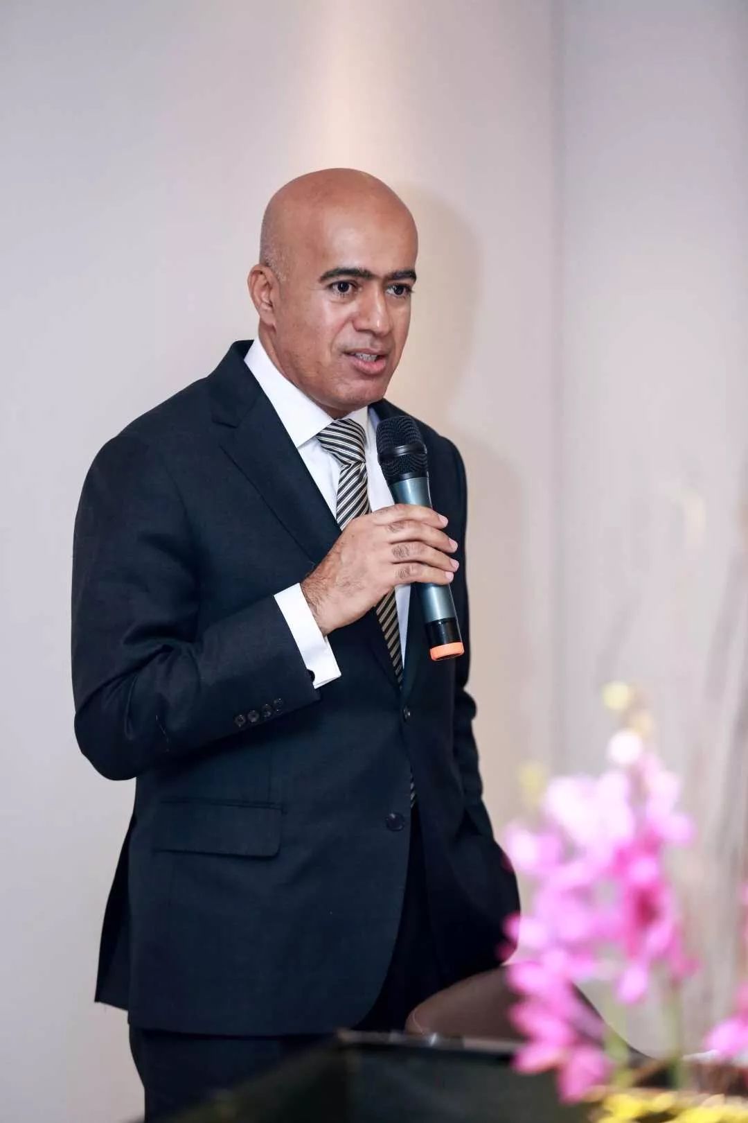 阿里·奥贝德·扎希里博士右一:经济日报驻阿联酋记者王俊鹏展望新的