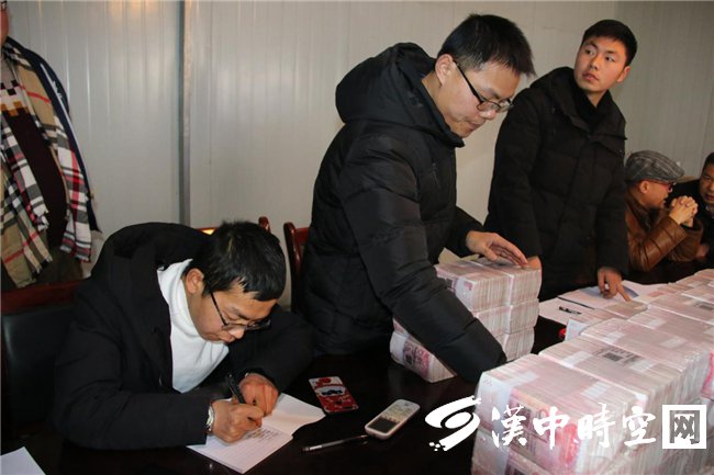 温暖过年 汉中堂宏广场向农民工集中发放工资900多万元