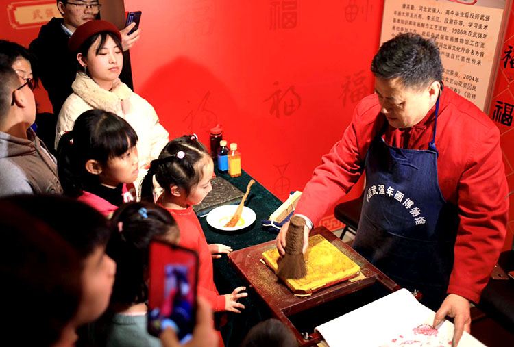 共展出國家圖書館,武強年畫博物館館藏武強年畫精品100餘幅,包括明,清