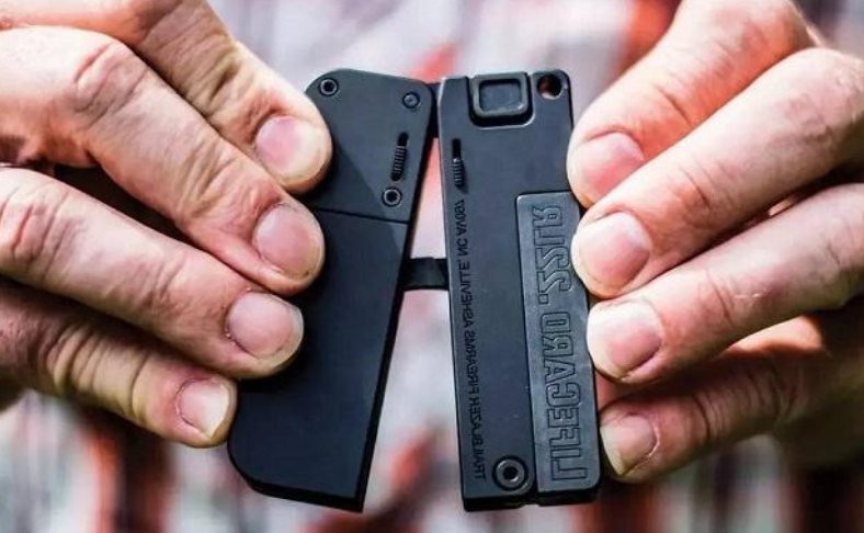 这几款比较奇特的枪械第一款卡片折叠手枪威力不低于普通手枪