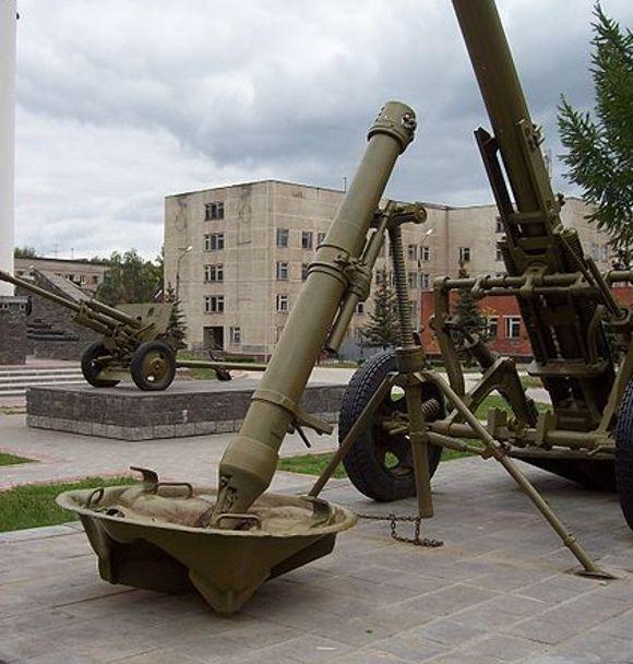 日军迫击炮联队手中的重型迫击炮炮身722公斤抗日神剧不敢拍