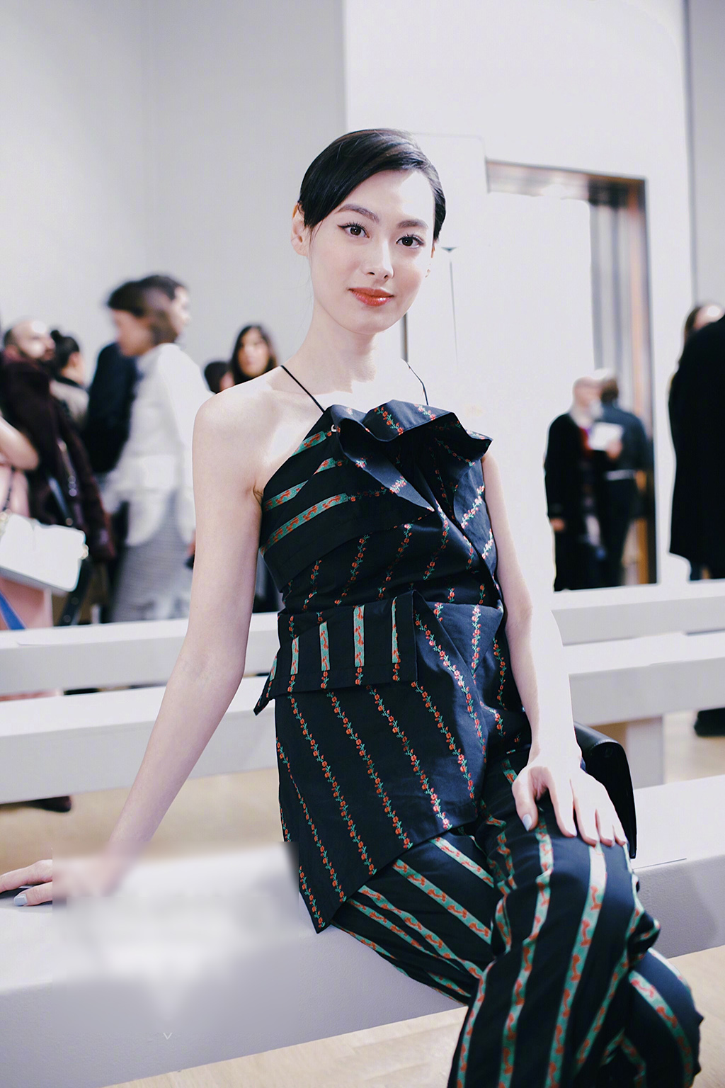 梁洛施亮相伦敦时装周挂脖露肩造型秀性感依然是大气的美人