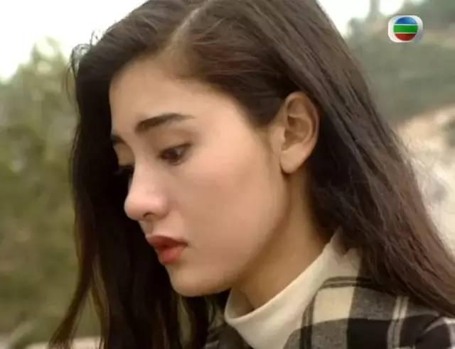 那段时间,她最为人熟知的还有与黎明合演的电视剧《原振侠》(1993),那