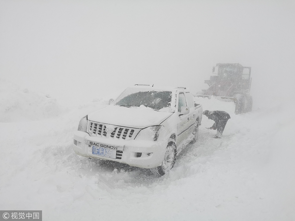 西藏阿里暴雪致新藏线交通中断 过往车辆被掩盖