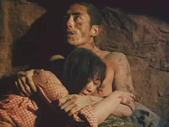 神奇的80年代,黄土地上的千疮百孔,从张艺谋主演的《老井》说起