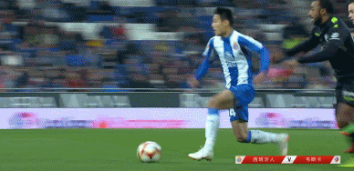 gif:武磊禁区前沿带球被推倒,裁判未作表示