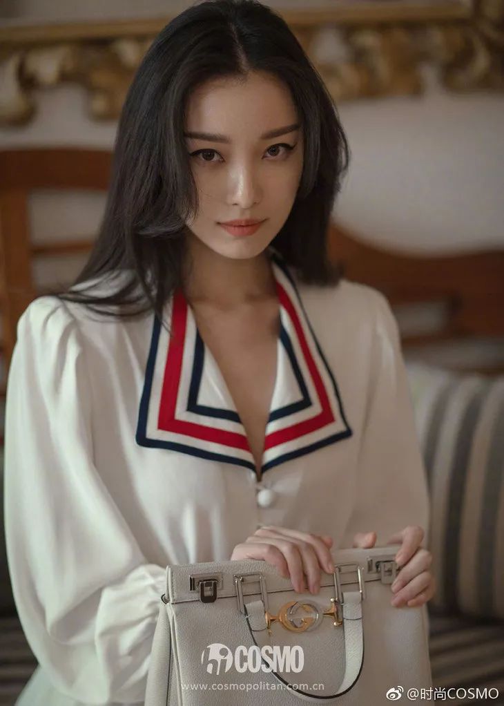 女人天下 正文倪妮的妆容整体色彩不多,偏棕色调,真的很符合gucci的