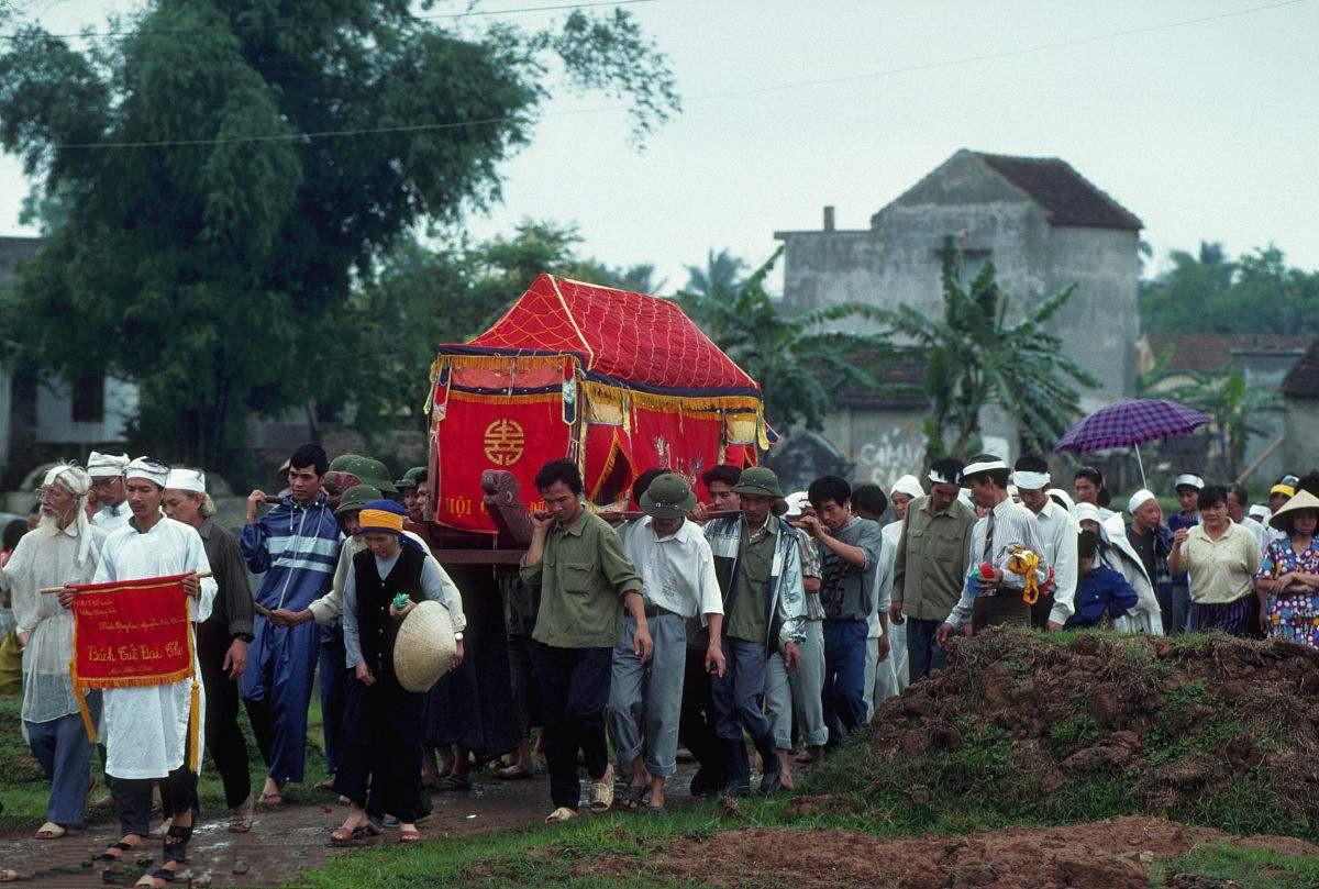 民间故事:老爷子心愿未了,送葬队伍走到半路,抬棺人全都跑了!