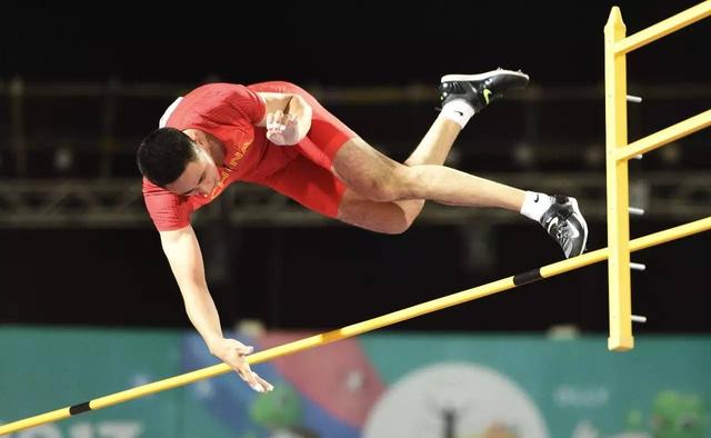 5米60山东丁邦超夺撑杆跳冠军位居赛季全国第一亚洲第三