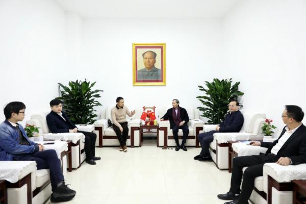 座谈现场龙宇翔对姚伟一行的到来表示欢迎.