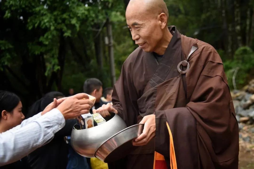 二月初八，乐至报国寺将举行剃度、托钵仪式，再现世尊时代佛教行仪__凤凰网