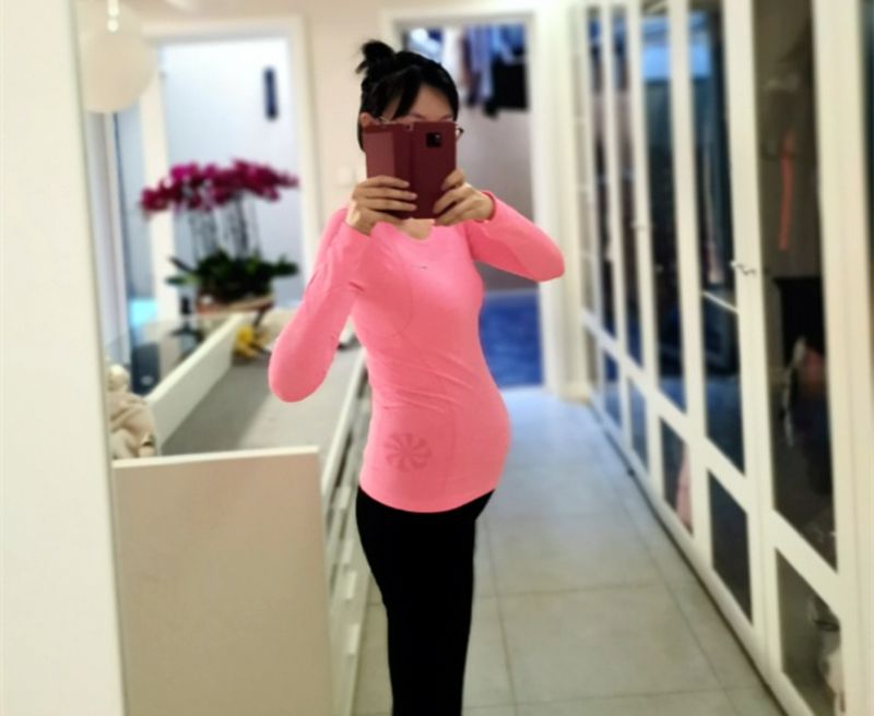 在2019年2月20号,李艾微博晒出大肚照,宣布怀孕的喜讯.