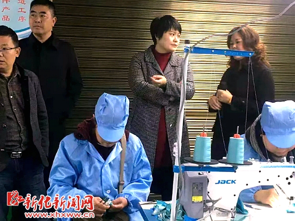 新化炉观镇建扶贫车间帮助群众家门口就业